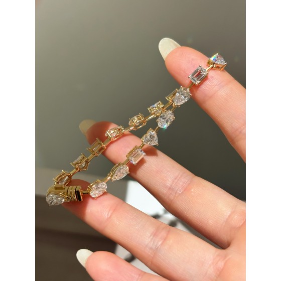 18K Yellow Gold Fancy Shape Lab Grown Diamond Bracelet Center Stone: D: 11.203ct/54 Total Weight: 14.99g