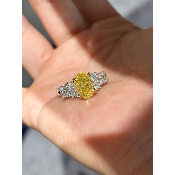 PT950 Lab Grown Yellow Diamond Ring Center Stone: D: 2.05ct/1 Total Weight: 6.92g