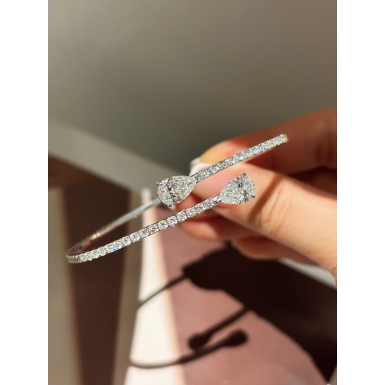 18K White Gold Pear Shaped Lab Grown Diamond Bracelet Center Stone: D: 2.0ct/2 Total Weight: 9.28g